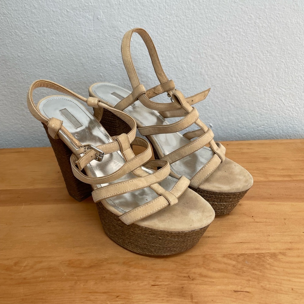 Report signature sandals
